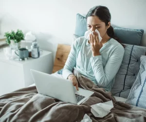 femme enrhumée dans un lit chercher remède naturel