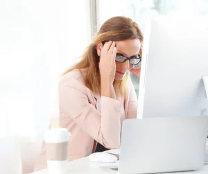 femme mal à la tête au bureau