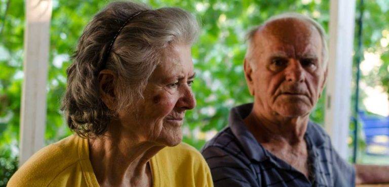 Papy et mamie assis côte à côte