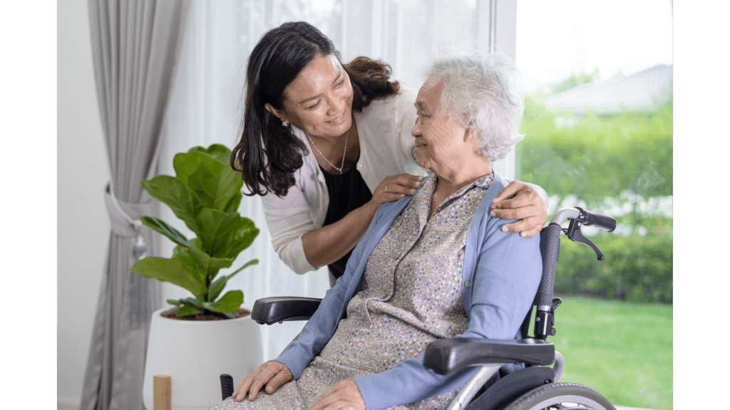 Une aide soignante prend soin d'une vieille femme en fauteuil roulant