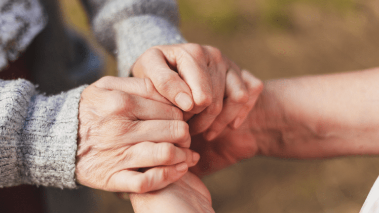 mains de personnes âgées et jeunes qui se tiennent