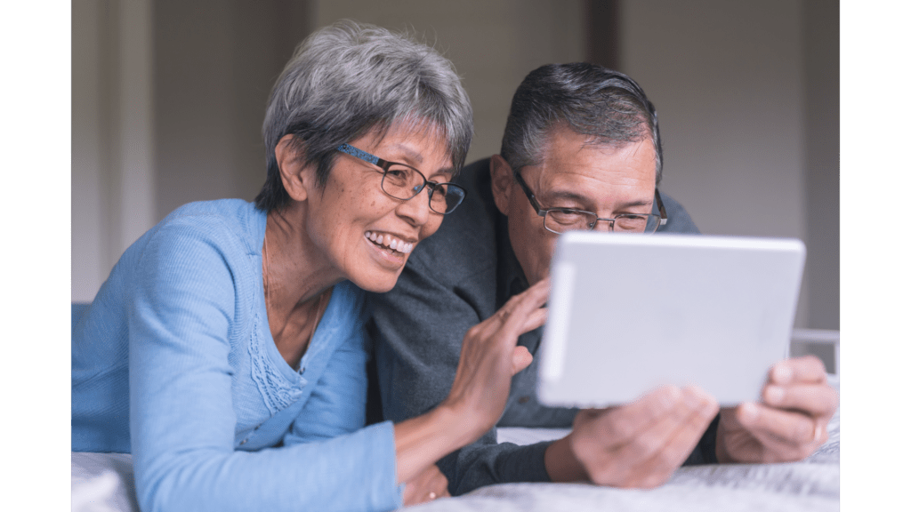 Des grands-parents en visio sur une tablette