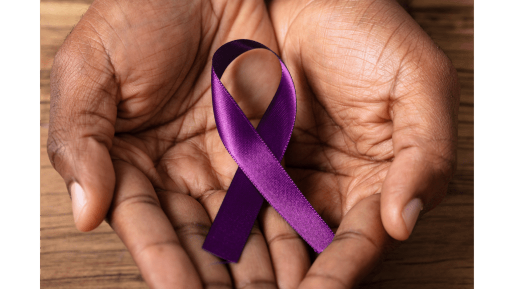 mains portant le ruban violet de soutien contre la maladie d'Alzheimer