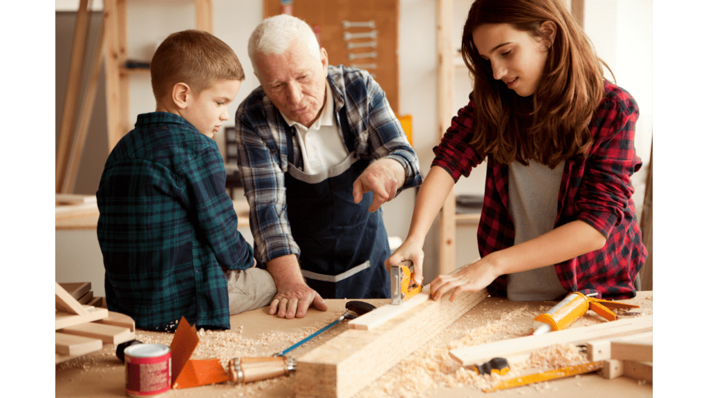 des enfants aident leur grand-père à bricoler