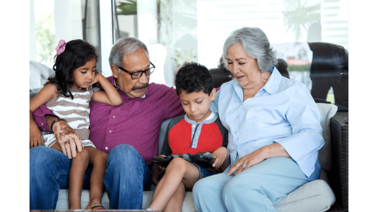 enfants avec grands-parents sur un canapé