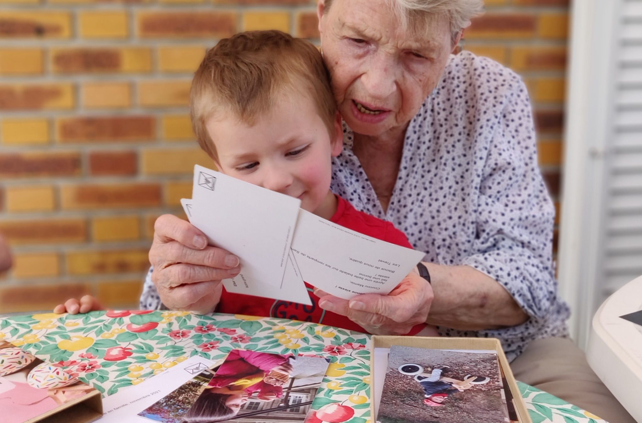 Une grand-mère avec son petit-fils découvre une box photo - home