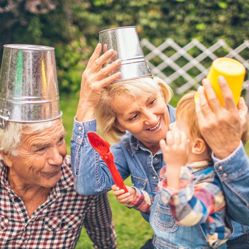 grands-parents-jouant