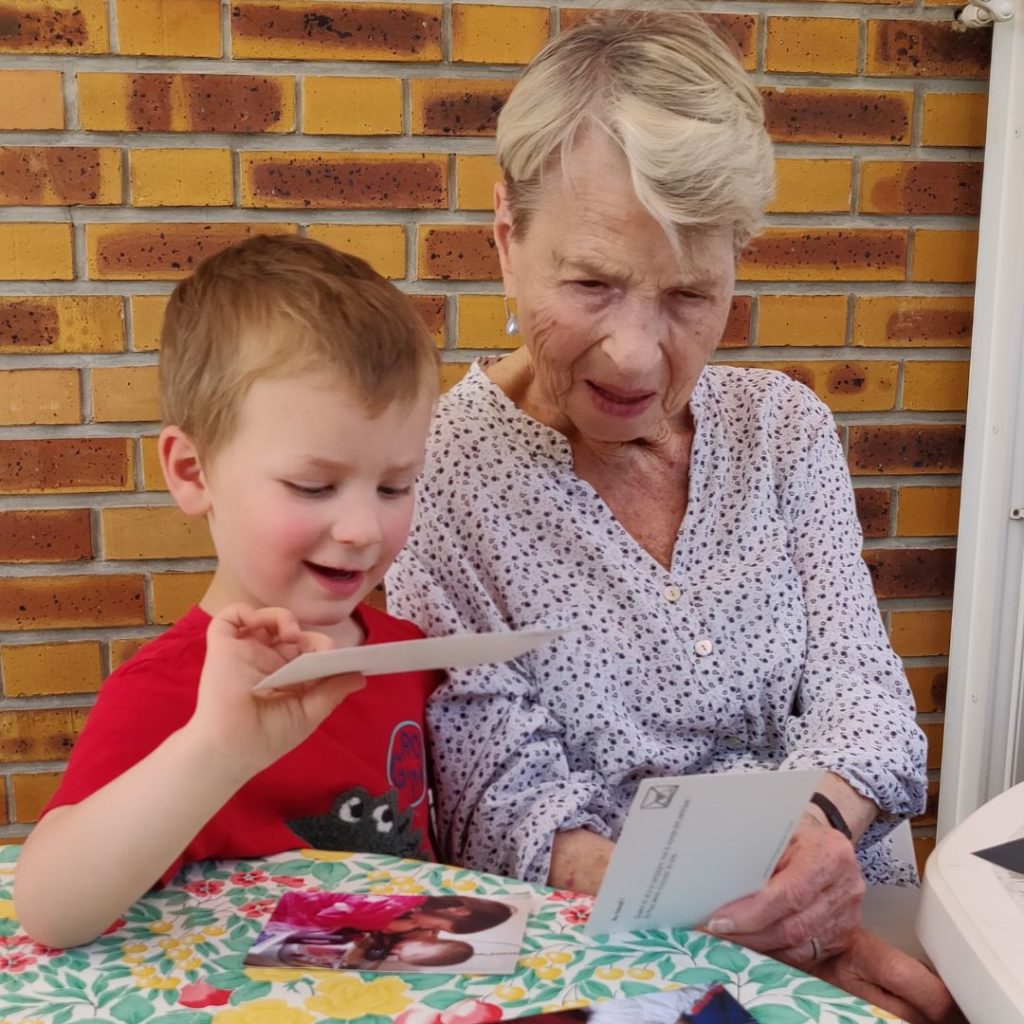 Mamie et paul avec des photos imprimées par mamizette