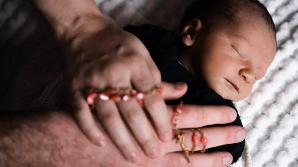 photo d'un bébé avec des mains attendrissantes