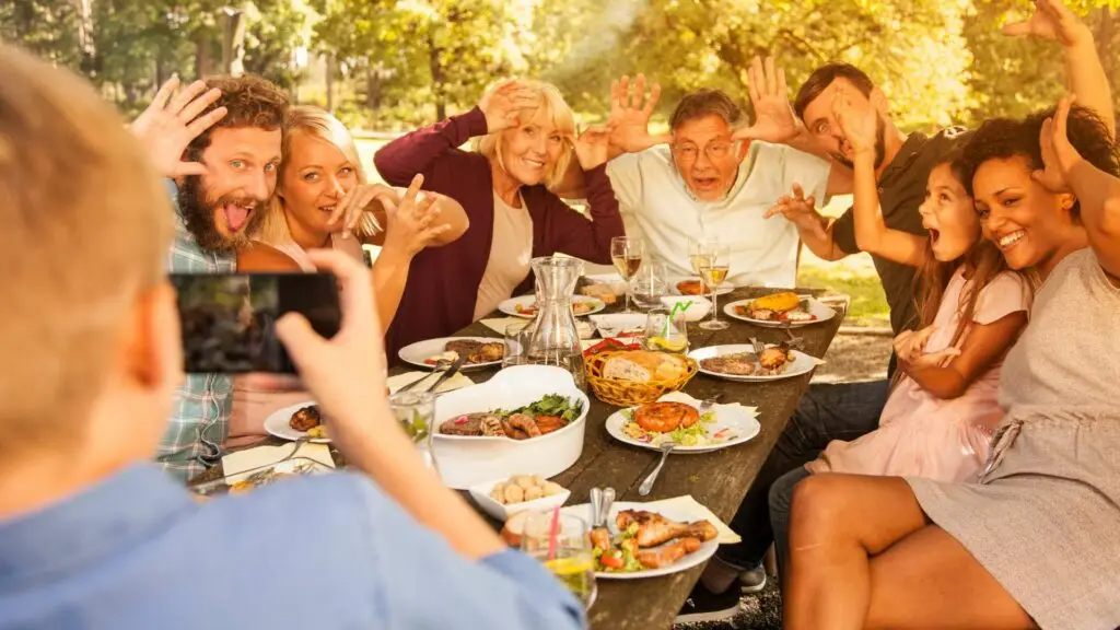 un enfant prend sa famille en photo